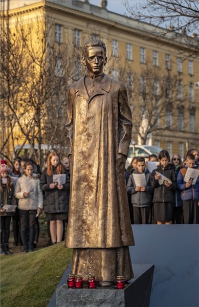 Brenner János, az 1957-ben meggyilkolt pap szobra, Rieger Tibor alkotása a Feneketlen-tónál, a Placid atya parkban az avatás napján, 2018. december 13-án. MTI/Szigetváry Zsolt