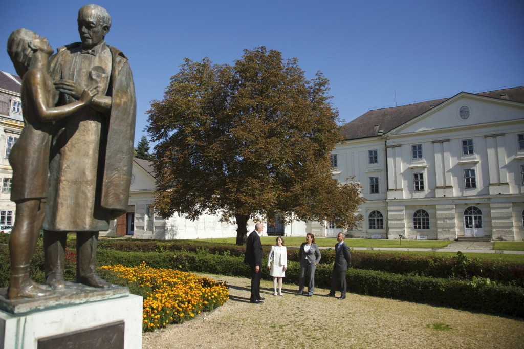 Bebes István polgármester, Nemes Andrea, a Nemzetgazdasági Minisztérium turisztikai és vendéglátóipari főosztályvezetője, Zsigmondné Vitályos Eszter Zsuzsanna, a Miniszterelnökség európai uniós fejlesztésekért felelős államtitkára és Breznovits István, a Nyugat-dunántúli Regionális Fejlesztési Ügynökség ügyvezető igazgatója (b-j) beszélgetnek a körmendi Batthyány-kastély parkjában a Batthyány Örökségközpont kialakítása Körmenden című projekt ünnepélyes nyitórendezvénye után 2014. október 9-én. Mintegy 800 millió forint uniós támogatással Batthyány Örökségközpontot hoznak létre a kastélyban. MTI Fotó: Varga György