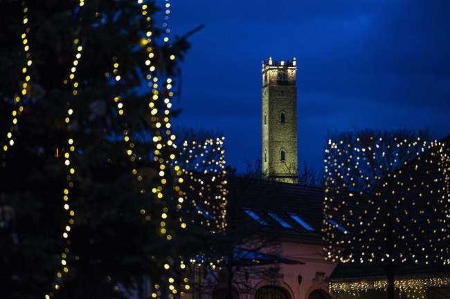 Ünnepi díszkivilágítás a tatai Kossuth téren karácsony második napján, 2019. december 26-án. Háttérben a Fellner Jakab-kilátó. MTI/Bodnár Boglárka 