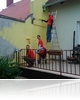 Törődés Napja: megszépült a gencsapáti gyermekotthon - Kerítést festettek a banki önkéntesek