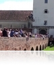 Így repkedtek a motorosok a sárvári vár hídja felett (videó)