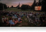 Hétvégén indul a zenés kertmozi az Emlékműdombon 