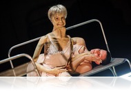 Megrázóan az elkerülhetetlenről - A KL Színház: Alaine - Ideje a meghalásnak című előadása a SLOSZT-on