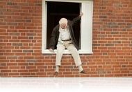 A százéves Forrest Gump - A százéves ember, aki kimászott az ablakon és eltűnt (filmkritika)