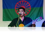 Ismerd meg a roma jelképeket - Ma van a Nemzetközi Roma Világnap