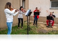 A Savaria Quartett szerenádkoncertezett az Oladi lakótelep három pontján