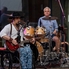 A Tom Kondor's Moonshine bluesra hangolta közönségét a Zsinagóga udvaron A Tom Kondor's Moonshine bluesra hangolta közönségét a Zsinagóga udvaron
