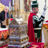 Hintó vitte a Szent Korona és a Szent Jobb hiteles másolatát a Szent Márton templomba Hintó vitte a Szent Korona és a Szent Jobb hiteles másolatát a Szent Márton templomba