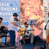 Pénteki karneválfüst: Kerekes Band, felvonulás előtti pillanatok, Tabac Jazz Trió, Pavane zászlóforgatók Pénteki karneválfüst: Kerekes Band, felvonulás előtti pillanatok, Tabac Jazz Trió, Pavane zászlóforgatók