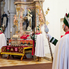 Hintó vitte a Szent Korona és a Szent Jobb hiteles másolatát a Szent Márton templomba Hintó vitte a Szent Korona és a Szent Jobb hiteles másolatát a Szent Márton templomba