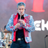 Pénteki karneválfüst: Kerekes Band, felvonulás előtti pillanatok, Tabac Jazz Trió, Pavane zászlóforgatók Pénteki karneválfüst: Kerekes Band, felvonulás előtti pillanatok, Tabac Jazz Trió, Pavane zászlóforgatók