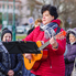 A celldömölki Szentháromság teret díszíti a Karitász szabadtéri tárlata
