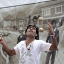 Zsonglőr gyakorol a Yeni Raki Roma Sátornál a Sziget fesztiválon 2013. augusztus 10-én. MTI Fotó: Szigetváry Zsolt 