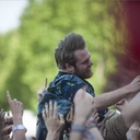 Roughton "Rou" Reynolds, az Enter Shikari énekese a tömegben a zenekar koncertjén a Sziget fesztivál Pop-Rock Nagyszínpadán 2013. augusztus 10-én. MTI Fotó: Marjai János 