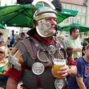 A karnevál híre a rízsföldekről is Savariába csábította a színes fejfedőben pompázó kínai turistákat, a legiósok pedig ittak, mint a kefekötő