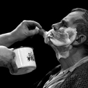 Fröbel Károly, veterán, akit borotválnak (Fodor Tamás)