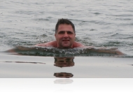 Vérfrissítő pillanatok a Csónakázó tónál - Schirilla György úszott a jeges Csónakázótóban
