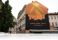 Fehérlófia - Jankovics Marcellnek állít emléket az NKA székházának tűzfalfestménye