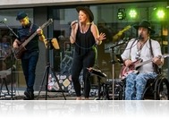 A Tom Kondor's Moonshine bluesra hangolta közönségét a Zsinagóga udvaron