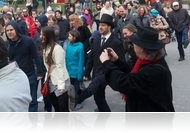 Hülyén járj, tovább érsz - Hülye járások napja flashmob Budapesten