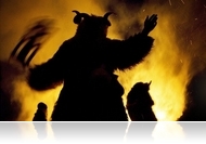 A nap képe - busók a máglya körül