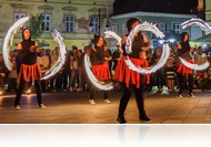 Tűzvarázslók - A BE-JÓ tűztáncosainak műsora a kőszegi Jézus Szíve templom előtt