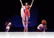 Göndör mosoly Weöres-versek felhőiből - Felhőcirkusz a Juhász Kata társulattal