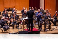 Dalok nekünk és a távoli jövő zöld, nyálkás gülüszeműinek - Szirtes Edina Mókus Etnoszimfonikja a Bartók Teremben