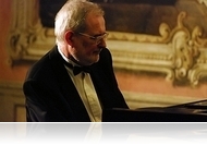 Semmi sem úgy volt, ahogy megszokott – Jandó Jenő teltházas hangversenye a Nádasdy-vár dísztermében