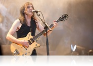 Meghalt Malcolm Young, az AC/DC alapító gitárosa