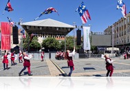 A Pavane Táncegyüttes zászlóforgatóinak műsora a Forum színpad előtt