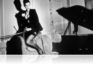 Divat, kukkolás, irónia - Helmut Newton divatfotós képei a MODEM-ben