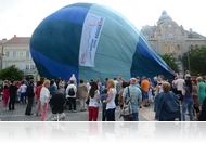 Hőlégballon bemutató a Fő téren