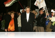 Kenyeret és cirkuszt a népnek! - Tüntetés a Megyebál ellen a Tóvendéglő előtt