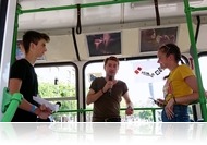 Beck Zoli nyitotta meg a Ne szúrd el! fotókiállítást a 30Y buszon
