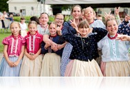 Kitáncolták Körmenden a májusfát! - Esőben hozta a ritmust a RitMusa zenekar