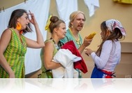 Kukorica és mediterrán hangulat – Carlo Goldoni Chioggiai kalamajka című komédiája a Karneválszínházban