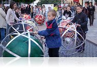 Gördülő bolygók és csillagok – Szabadtéri kiállítás a Fő téren