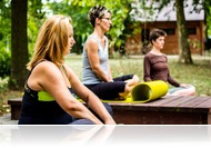 Meditatív napindítás - Jógaóra a büki Kneipp Parkban