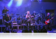 Bátraké a világ az Anna & the Barbies új klipjében