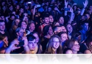 Szombathelyen is révbe ért a 30Y - Teltházas koncert a moziaulában