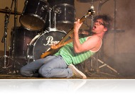 A Pesszárium zenekar útja a sikertelenségig - Garázsbanda: koncertszínház a Kőszegi Várszínházban