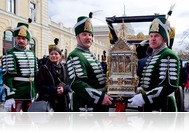 Tömegek várták az Aranyvonatot - Így érkeztek meg a szakrális ereklyék Szombathelyre