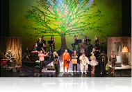 Teltház előtt mutatta be tegnap este a Kiscsillag zenekar a Semmi Konferenciát az Erkel Színházban