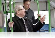 Babák a szembe, újraélesztési rekordkísérlet a Sportházban - Kiállítás és sajtótájékoztató a 30Y buszjáraton