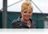 Nehézbombázók a parkolóban - Tolvai Reni és USAV8 vasak a Family Center előtt