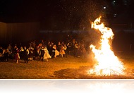 Tűzugrás virágkoszorúval - Múzeumok éjszakája a Vasi Skanzenben