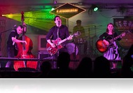 A melltartó is lekerült - Berobbant a rockabilly és A Nyughatatlan a Végállomás Klubba