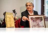 Veres Gábor készíti Törőcsik Mari bronzszobrát - A színésznő velemi otthona előtt fog állni