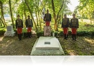 Felújították Békássy Ferenc sírját a Zsennyei Alkotóház kertjében